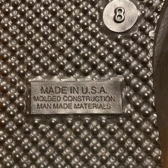 Good for snow and waterproof zipper on the back and warm inside faux fur heel 3” - Picture 4 of 5